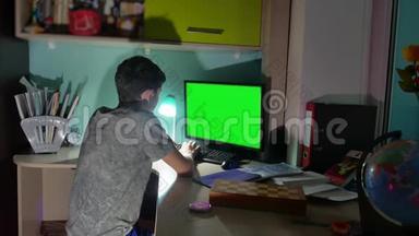 绿色钥匙室内青少年男孩玩电脑特写手游视频后坐.. 青年学生考试